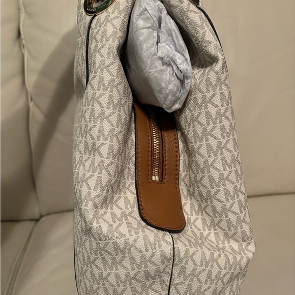 Michael Kors Fulton handbag. Large charm shoulder tote.  Vanilla. - Picture 9 of 16